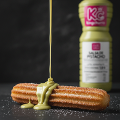 Sirope de Pistacho KingChurro cayendo sobre churro